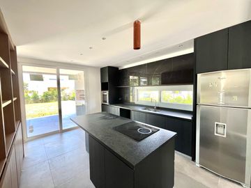 Casa en venta 3 dormitorios en lote interno en Vistas de Puertos Escobar