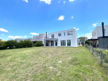 Casa en venta 3 dormitorios en lote interno en Vistas de Puertos Escobar