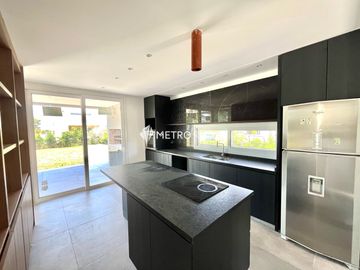 Casa en venta 3 dormitorios en lote interno en Vistas de Puertos Escobar