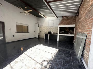 Casa apta 2 familias a pasos Avenida Calchaqui