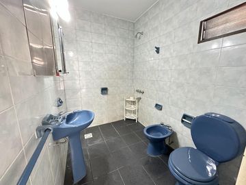 Casa apta 2 familias a pasos Avenida Calchaqui