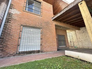 Casa apta 2 familias a pasos Avenida Calchaqui