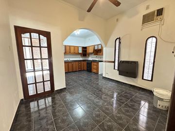 Casa apta 2 familias a pasos Avenida Calchaqui