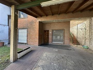 Casa apta 2 familias a pasos Avenida Calchaqui