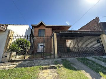 Casa apta 2 familias a pasos Avenida Calchaqui