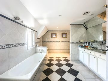 Casa en venta 4 dormitorios Las Lomas de San Isidro con Quincho, Pileta y Cocheras
