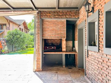 Casa en venta 4 dormitorios Las Lomas de San Isidro con Quincho, Pileta y Cocheras