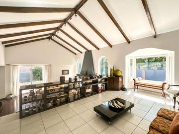 Casa en venta 4 dormitorios Las Lomas de San Isidro con Quincho, Pileta y Cocheras