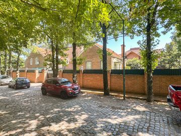 Casa en venta 4 dormitorios Las Lomas de San Isidro con Quincho, Pileta y Cocheras