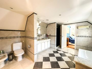 Casa en venta 4 dormitorios Las Lomas de San Isidro con Quincho, Pileta y Cocheras