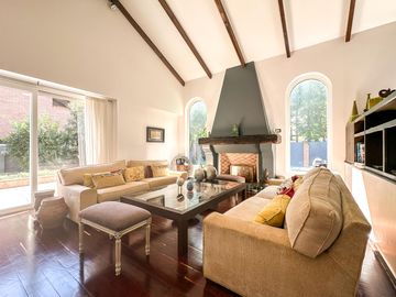 Casa en venta 4 dormitorios Las Lomas de San Isidro con Quincho, Pileta y Cocheras
