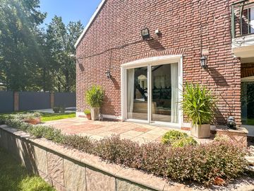 Casa en venta 4 dormitorios Las Lomas de San Isidro con Quincho, Pileta y Cocheras