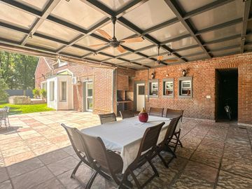 Casa en venta 4 dormitorios Las Lomas de San Isidro con Quincho, Pileta y Cocheras