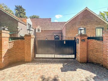 Casa en venta 4 dormitorios Las Lomas de San Isidro con Quincho, Pileta y Cocheras