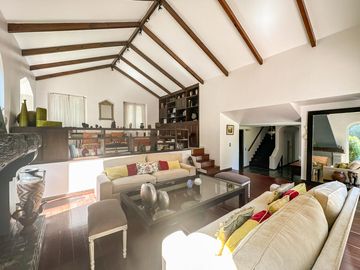 Casa en venta 4 dormitorios Las Lomas de San Isidro con Quincho, Pileta y Cocheras