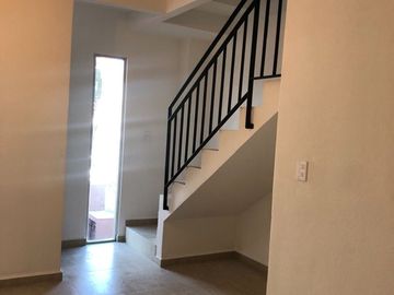 RENTO CASA EN COLINA ESMERALDA