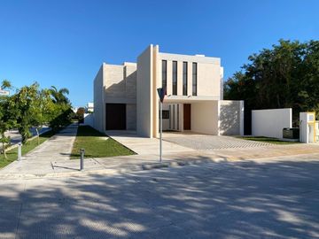 EN VENTA EXCLUSIVA RESIDENCIA EN ESQUINA DE 4RECAMARAS EN PRIVADA NORTEMERIDA