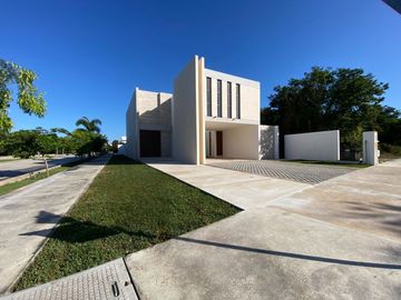 EN VENTA EXCLUSIVA RESIDENCIA EN ESQUINA DE 4RECAMARAS EN PRIVADA NORTEMERIDA