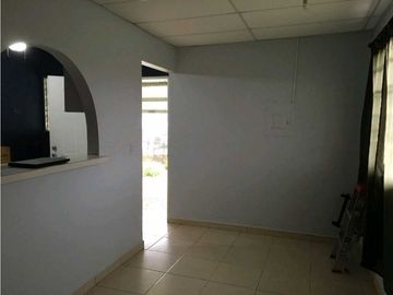 VENTA DE CASA EN DAVID DETRAS DEL MALL  COMPLETAMENTE CERCADA