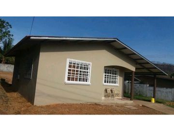VENTA DE CASA EN DAVID DETRAS DEL MALL  COMPLETAMENTE CERCADA