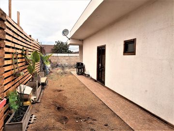En venta, moderna casa de dos dormitorios, en Quillota.