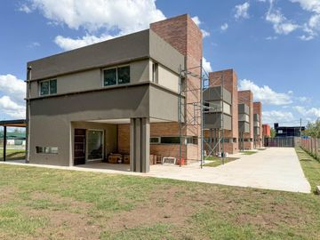 Casa 2 dormitorios en condominio - Tierra de sueños 3 roldan