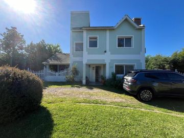 Casa en venta - 3 Dormitorios 3 Baños - 880Mts2 - Pilar