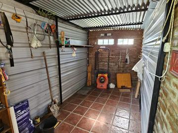 CASA EN VENTA 2 DORMITORIOS CON AMPLIO JARDIN Y PILETA