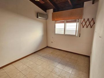 CASA EN VENTA 2 DORMITORIOS CON AMPLIO JARDIN Y PILETA