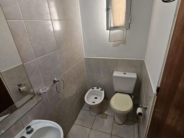 CASA EN VENTA 2 DORMITORIOS CON AMPLIO JARDIN Y PILETA