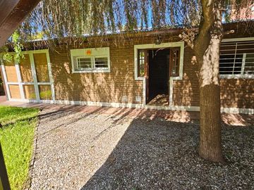 CASA EN VENTA 2 DORMITORIOS CON AMPLIO JARDIN Y PILETA
