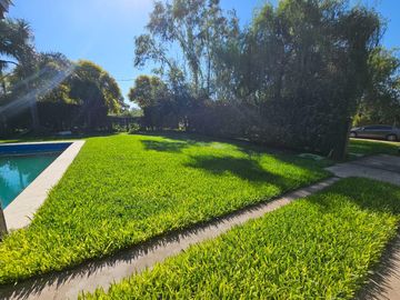 CASA EN VENTA 2 DORMITORIOS CON AMPLIO JARDIN Y PILETA