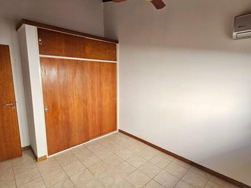 CASA EN VENTA 2 DORMITORIOS CON AMPLIO JARDIN Y PILETA