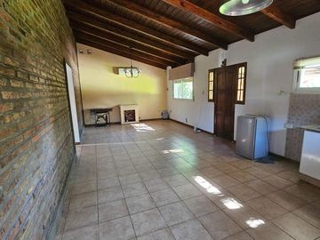 CASA EN VENTA 2 DORMITORIOS CON AMPLIO JARDIN Y PILETA