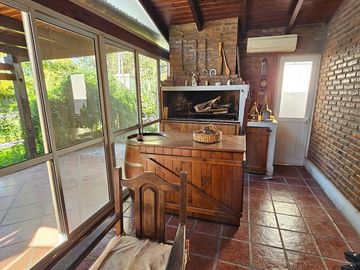 CASA EN VENTA 2 DORMITORIOS CON AMPLIO JARDIN Y PILETA