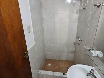CASA EN VENTA 2 DORMITORIOS CON AMPLIO JARDIN Y PILETA