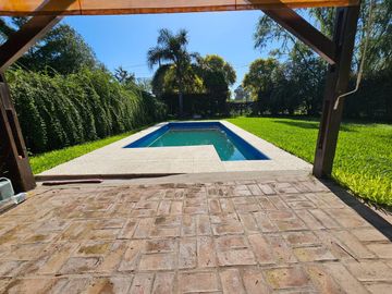 CASA EN VENTA 2 DORMITORIOS CON AMPLIO JARDIN Y PILETA