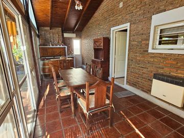 CASA EN VENTA 2 DORMITORIOS CON AMPLIO JARDIN Y PILETA