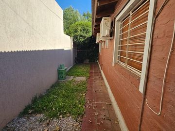 CASA EN VENTA 2 DORMITORIOS CON AMPLIO JARDIN Y PILETA
