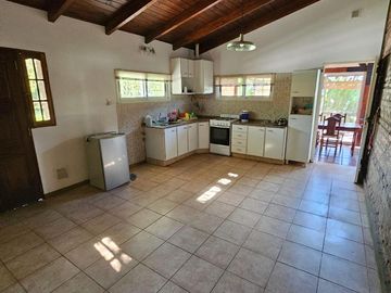 CASA EN VENTA 2 DORMITORIOS CON AMPLIO JARDIN Y PILETA