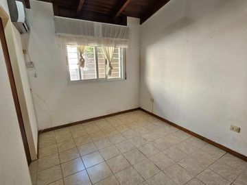 CASA EN VENTA 2 DORMITORIOS CON AMPLIO JARDIN Y PILETA