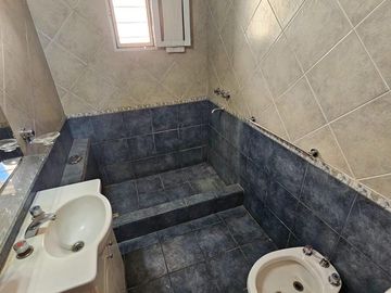 CASA EN VENTA 2 DORMITORIOS CON AMPLIO JARDIN Y PILETA