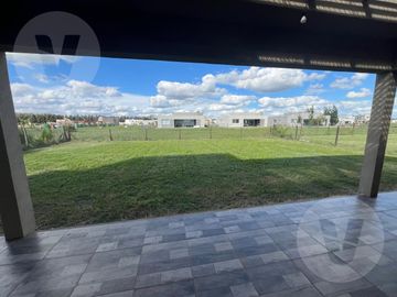 Casa en venta - Barrio San Simón, Canning