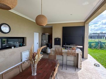 Casa en venta - 3 Dormitorios 3 Baños - 628Mts2 - Lagos de Canning