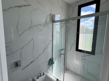 Casa en venta - 3 Dormitorios 3 Baños - 628Mts2 - Lagos de Canning