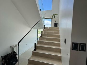 Casa en venta - 3 Dormitorios 3 Baños - 628Mts2 - Lagos de Canning