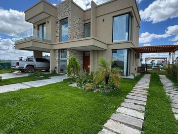 Casa en venta - 3 Dormitorios 3 Baños - 628Mts2 - Lagos de Canning