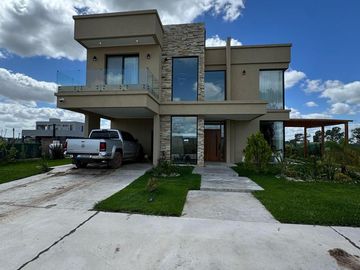 Casa en venta - 3 Dormitorios 3 Baños - 628Mts2 - Lagos de Canning