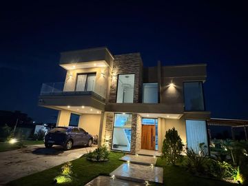 Casa en venta - 3 Dormitorios 3 Baños - 628Mts2 - Lagos de Canning