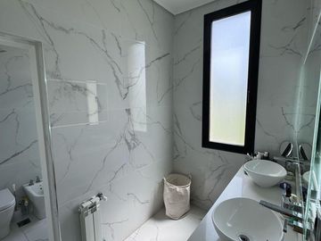 Casa en venta - 3 Dormitorios 3 Baños - 628Mts2 - Lagos de Canning